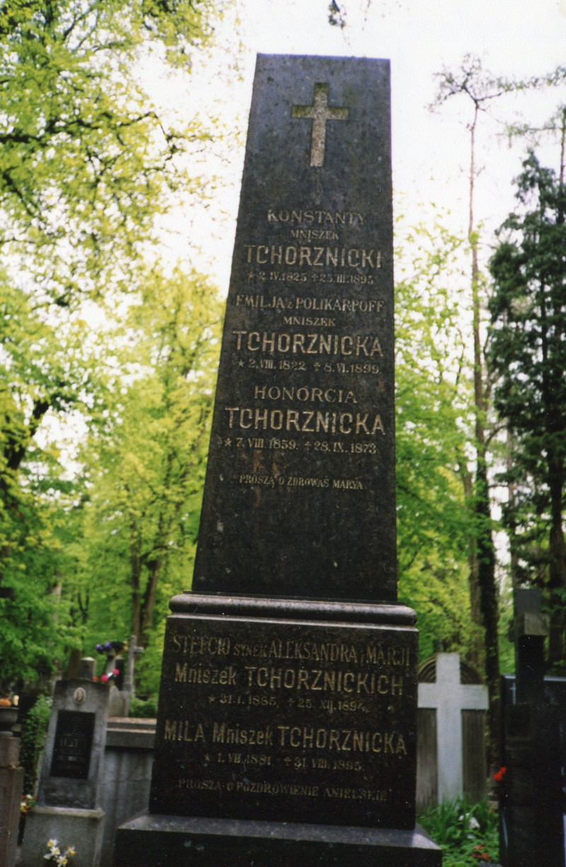 Grób Emilii z Polikaprow i Konstantego Mniszek Tchorznickiego, Honoraty oraz Mili i Stefana - dzieci Aleksandra i Marii z Weckbecker.