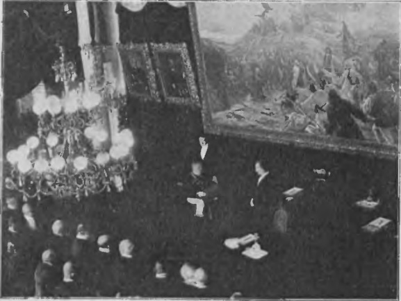 Chwila wręczenia Ignacemu Paderewskiemu przez prezydenta Ciuchcińskiego dyplomu obywatelstwa honorowego miasta Lwowa, w wielkiej sali ratuszowej.