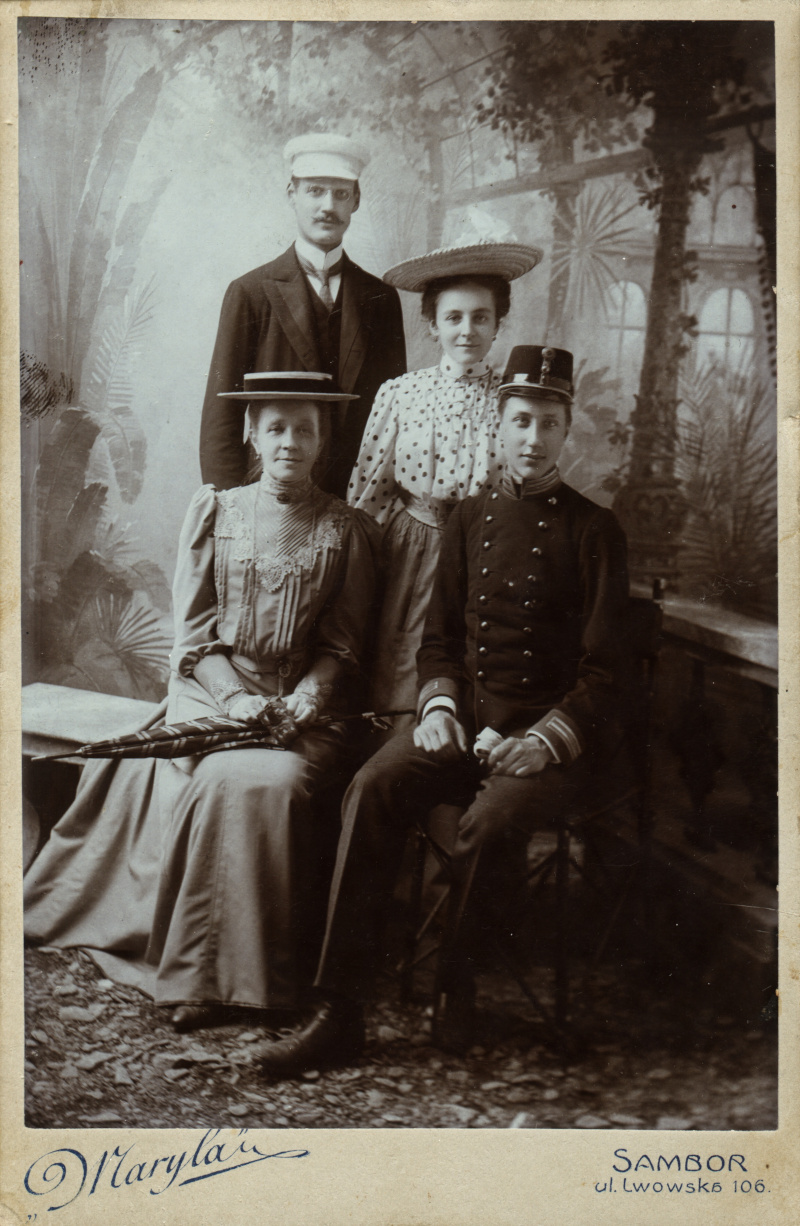 Siedza od lewej : Anna Chrzanowska, Konstanty Mniszek Tchorznicki (syn Aleksandra), stoją: Henryk Mniszek Tchorznicki (syn Aleksandra), Anna Mniszek Tchorznicka.