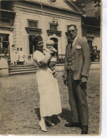Godzimira i Henryk, na rękach Stefan Mniszek Tchorzniccy - Pisarowce 1924, przed dworem
