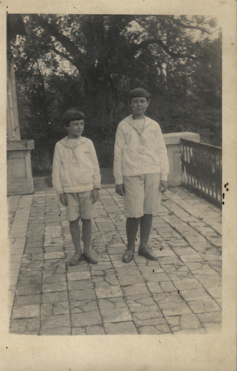 Aleksander i Stefan Mniszek Tchorznicki Pisarowce 1933, na tarasie.