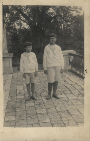 Aleksander i Stefan Mniszek Tchorzniccy Pisarowce 1933, na tarasie
